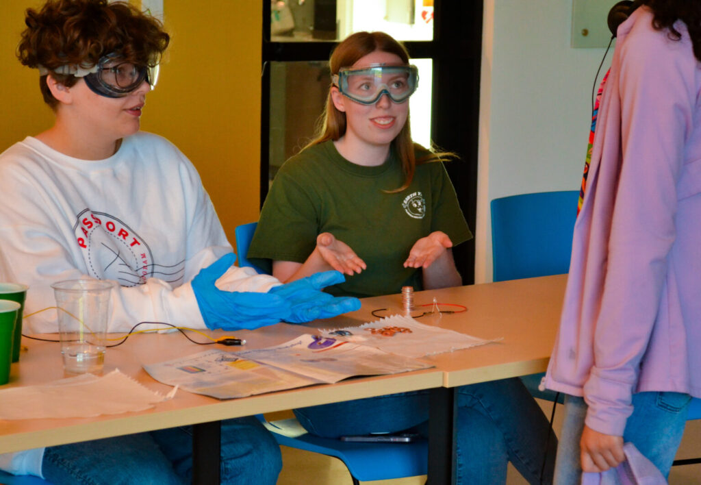 Chemists Celebreate Earth Week at the Park